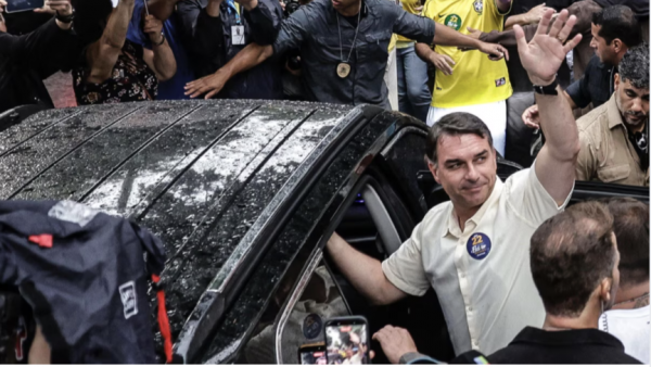 EU da la bienvenida a Flávio Bolsonaro: Es recibido en Miami por su hermano Eduardo
